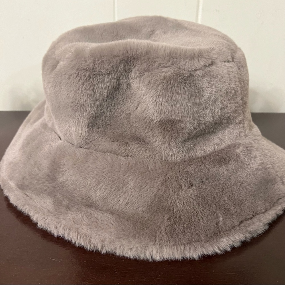 Sprigs Reversible Faux Fur and Sherpa Bucket Hat Black/mocha adjustable NWT - Picture 2 of 9